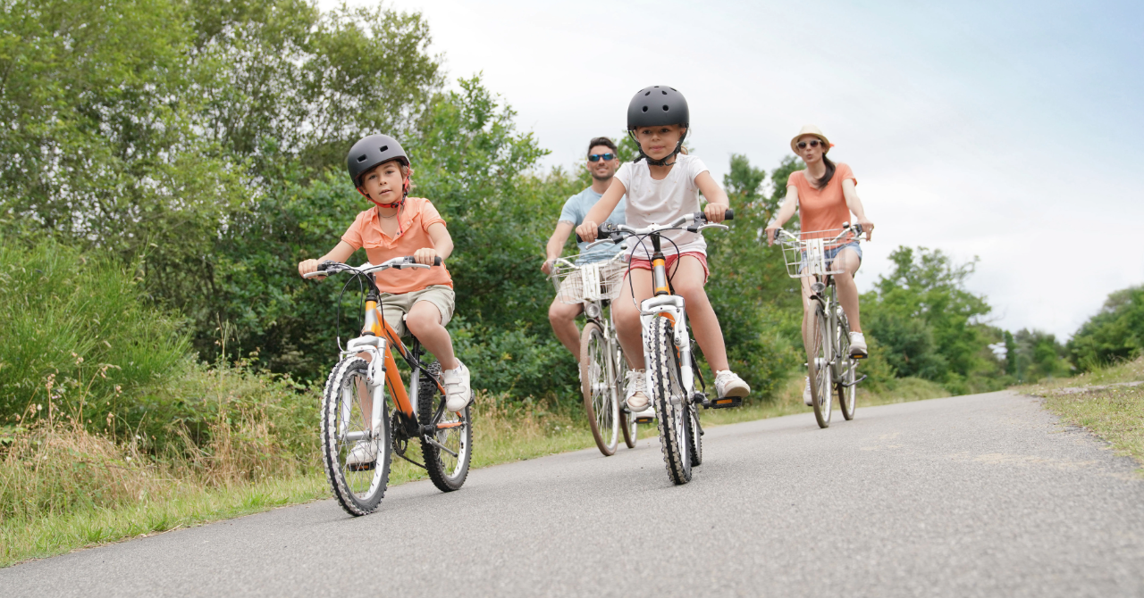 子どもへの自転車安全教育において口頭での注意やプリント配布をデトックスし親が手本となって一時停止で足を地面に着けるクセや正しいブレーキのかけ方を安全な場所で身体を使って教えるCUEGOの交通安全コンサルティングのイメージ