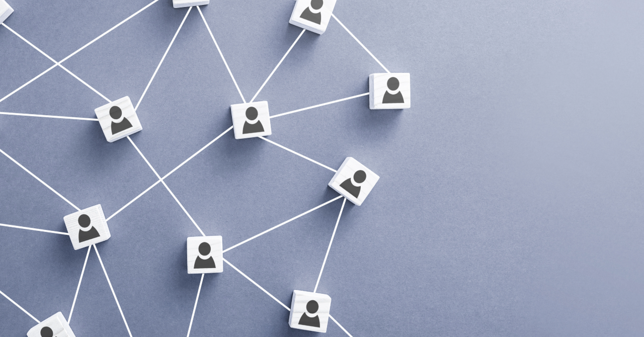 スポーツ自転車販売店のコンサルティングにおいてSNSのアカウントがあるだけで十分と思い込むバグをデトックスしプライベートの独り言を排してターゲット顧客へ伝える広報動線をCUEGO独自の業務レーダーチャートで再構築するイメージ